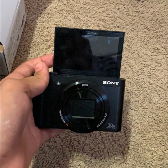 Sony dsc hx80 digital flip screen camera - Picture 2 of 4